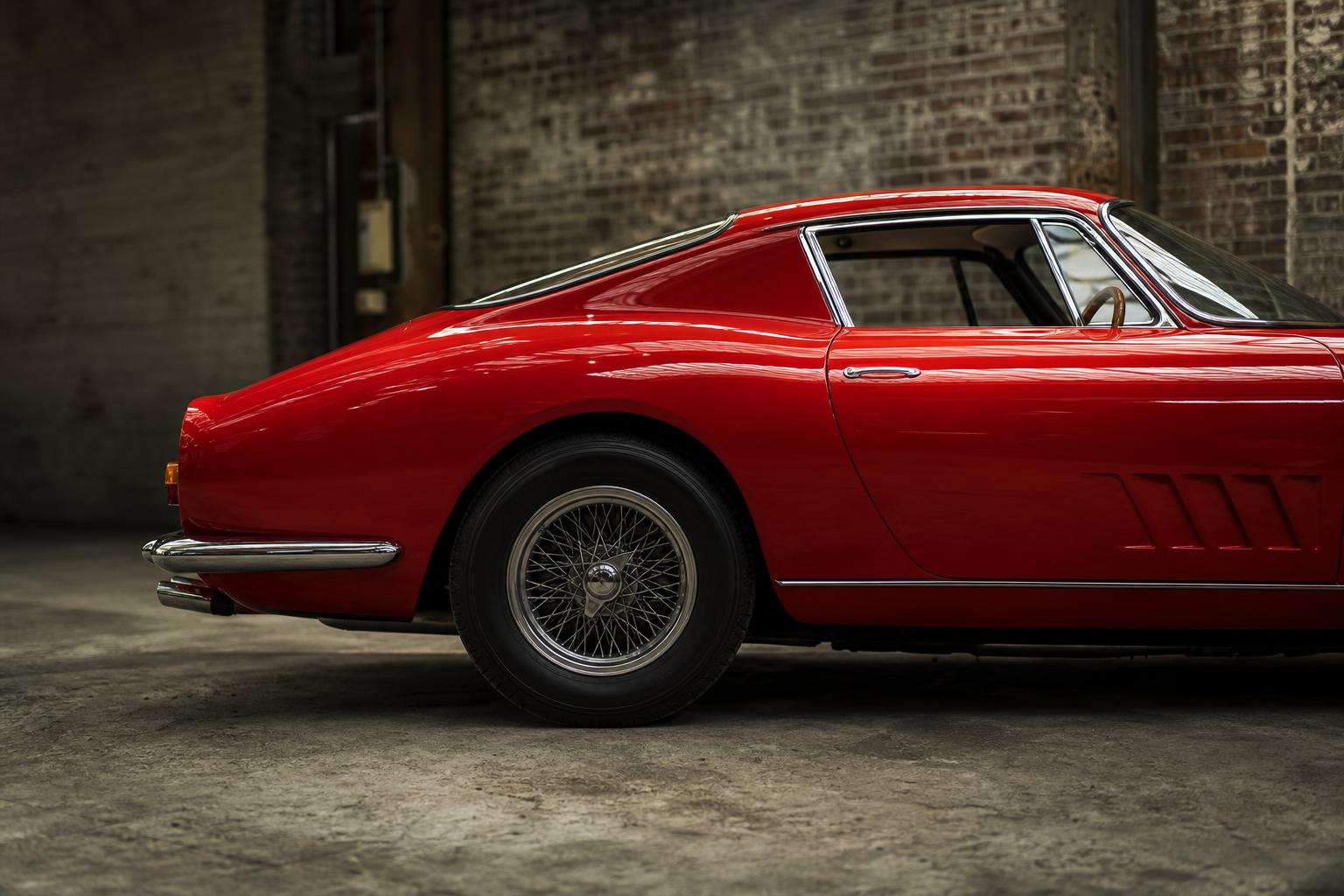 L'Equazione del Valore nel Lusso: perché un Patek Nautilus passa da 35k a 470k in un anno Hedonic Investment: dettaglio laterale di Ferrari classica vintage rossa in un garage privato