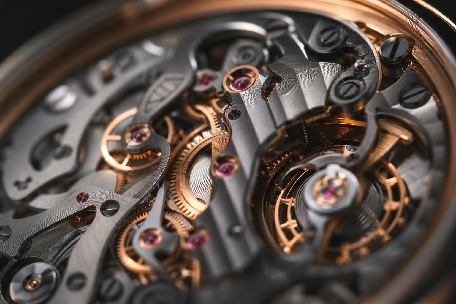 Prima Valuta del Lusso, il Tempo: dettaglio macro di un movimento orologiero meccanico rifinito a mano